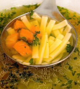 Caldo de Pollo: Receta Casera y Nutritiva